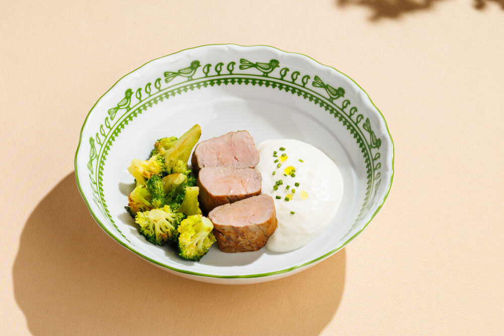 Veal medallions with steamed broccoli and Parmesan mousse