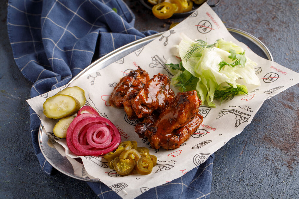Chicken wings in honey-mustard sauce