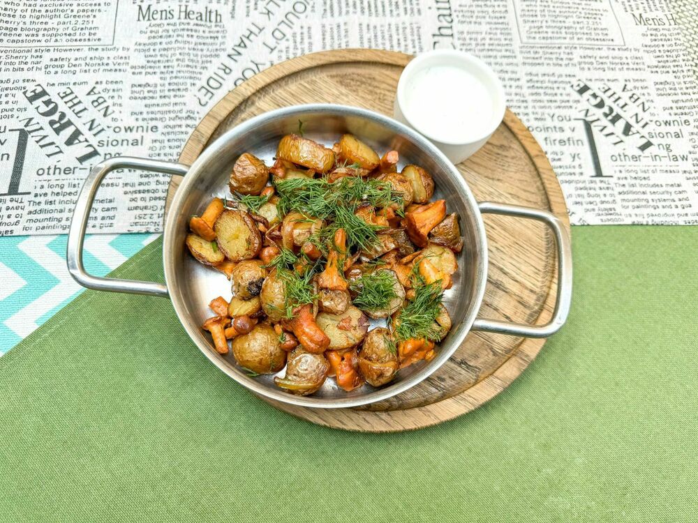 Fried potatoes with chanterelles
