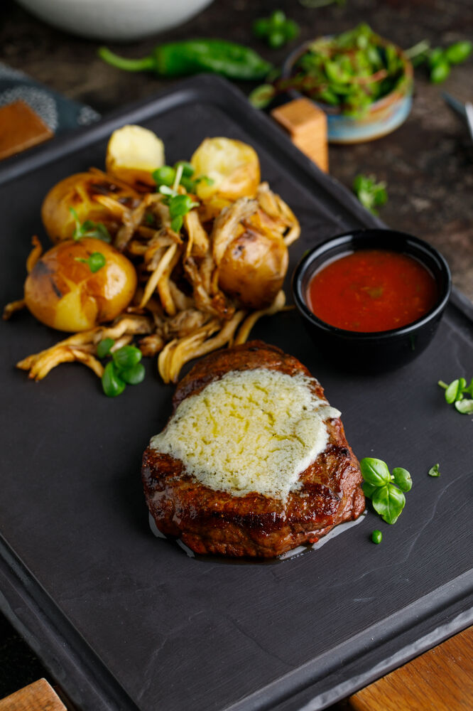 Medallion of beef baked with Gorgonzola