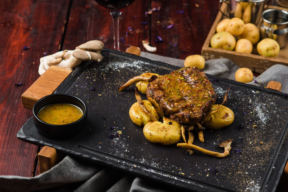 Medallion of beef baked in honey-mustard sauce