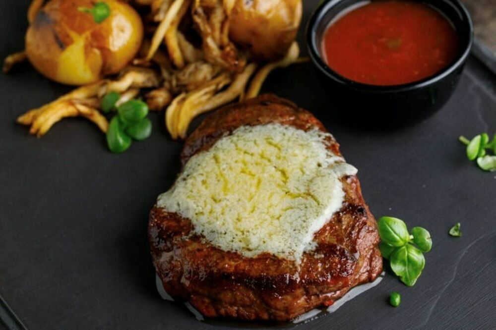 Medallion of beef baked in honey-mustard sauce
