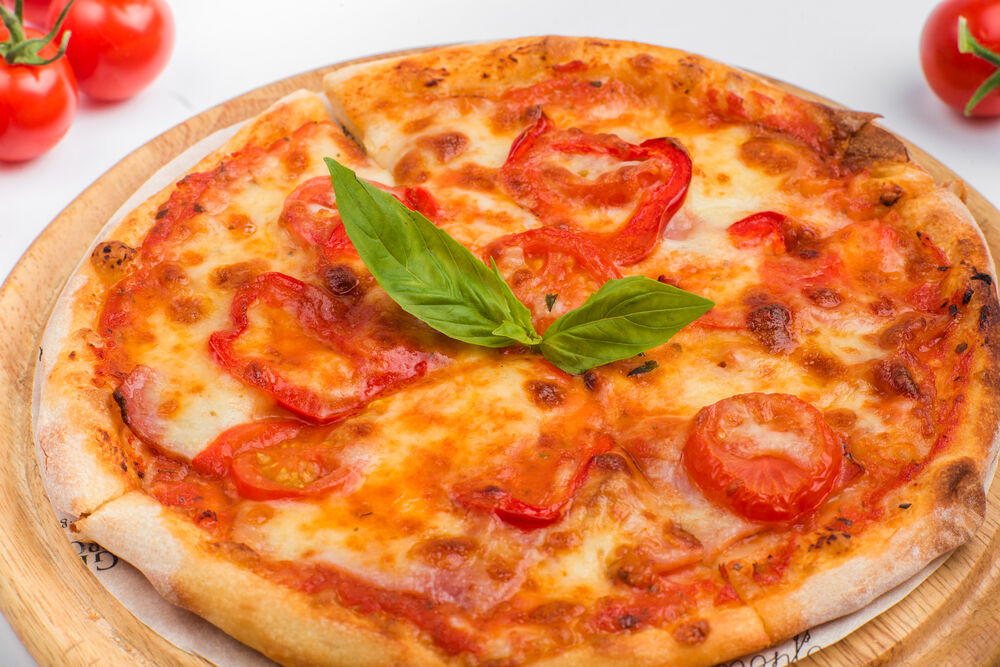 Pizza with ham and tomatoes