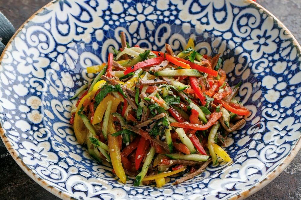 Salad with veal and vegetables with sesame dressing