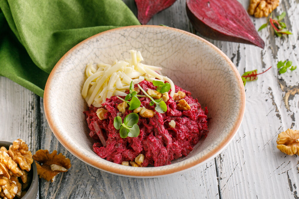 Salad with beetroot, veal and smoked cheese