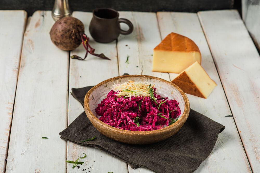 Salad with beetroot, veal and smoked cheese