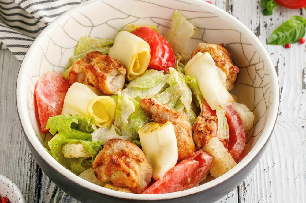 Теплый салат с курицей и копченым сыром сулугуни
