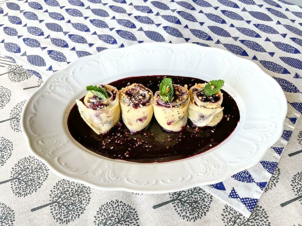 Блины с маком, заварным кремом и черникой