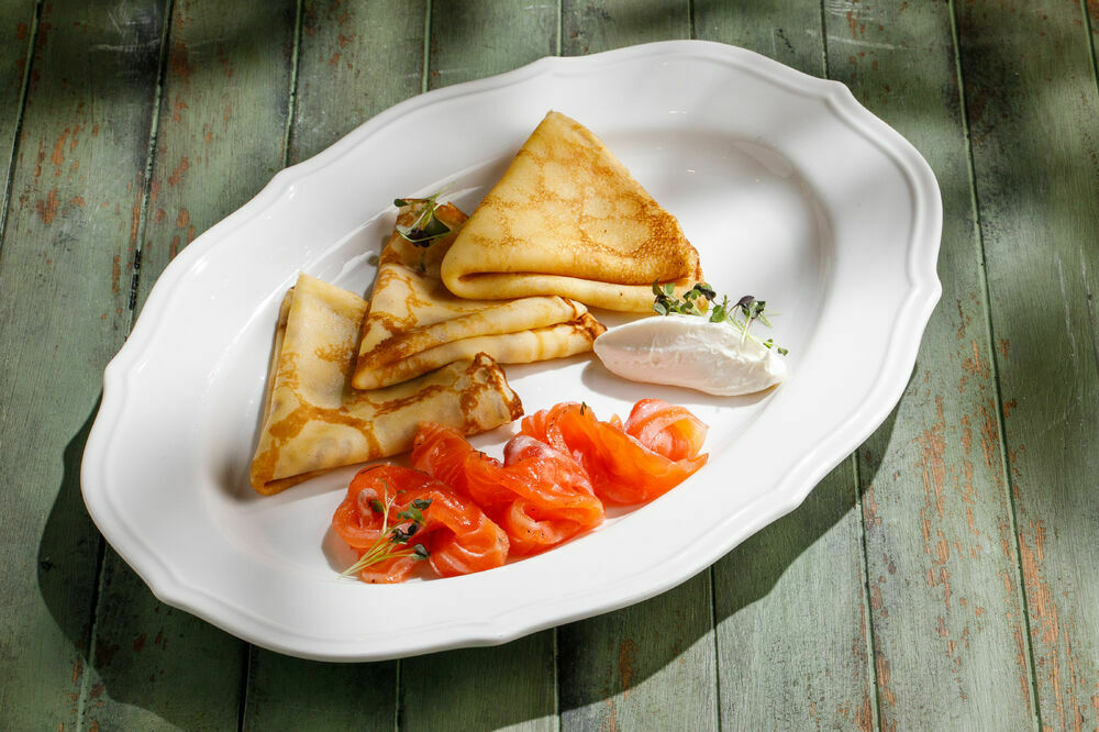 Блины с лососем слабой соли и сливочным сыром