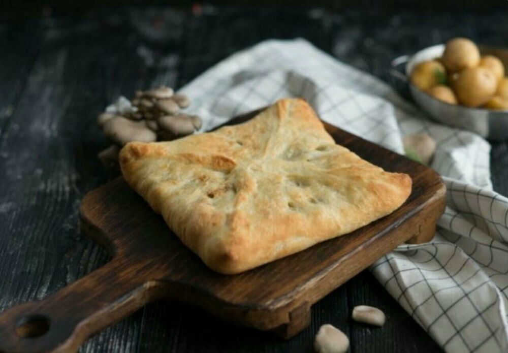 Khachapuri from puff pastry with chanterelles