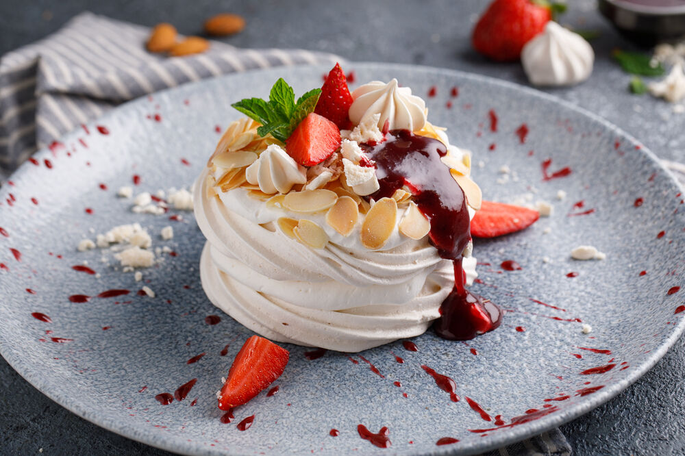 Meringue with berry sauce