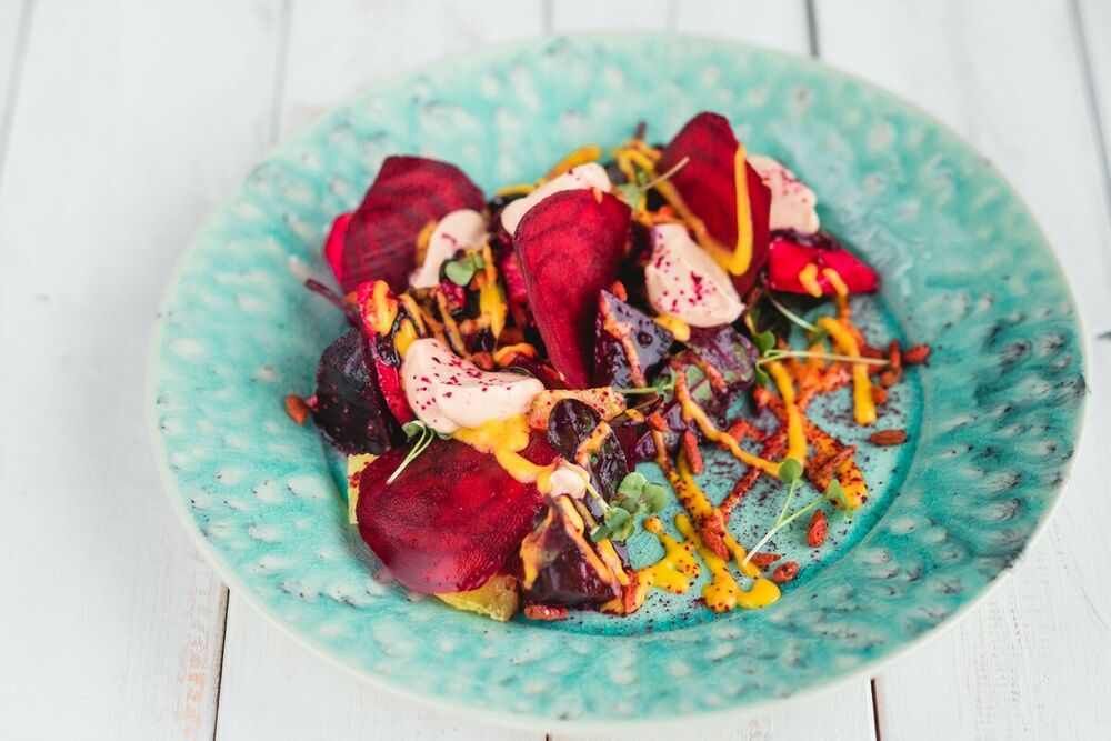 Beet salad with Goji berries and marinated tofu