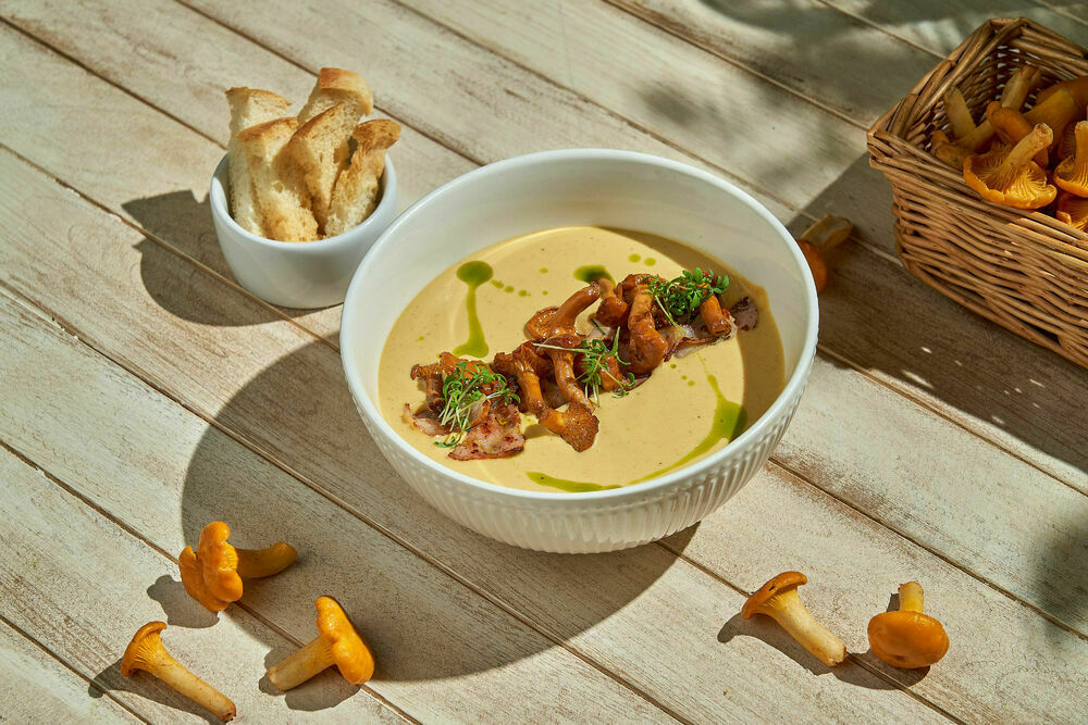 Cheese cream soup with chanterelles