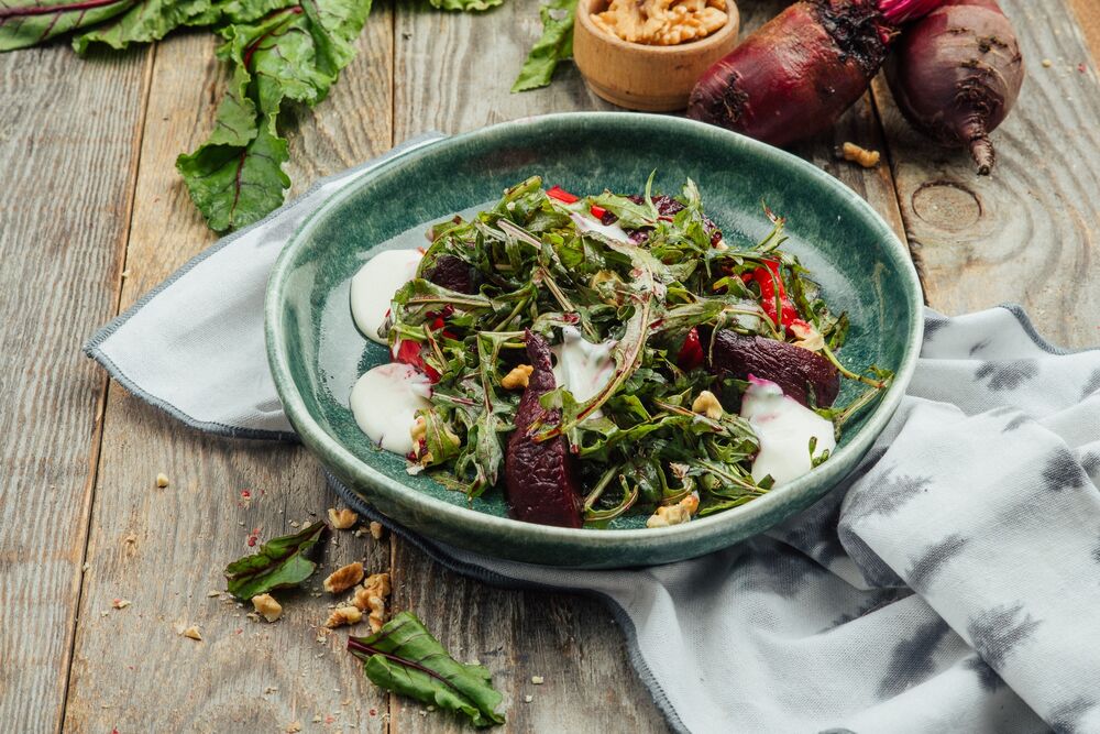 Salad with pickled beets and goat cheese