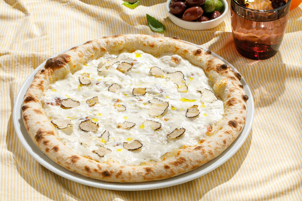 Pizza with black truffle and Strachatella
