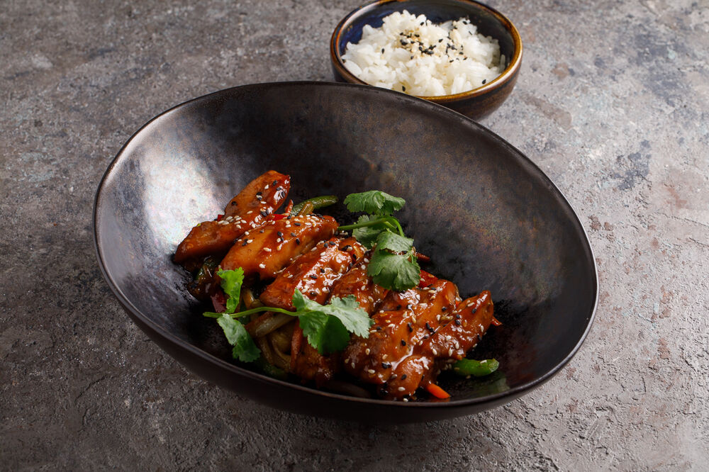 Chicken in misoyaki sauce with rice and vegetables