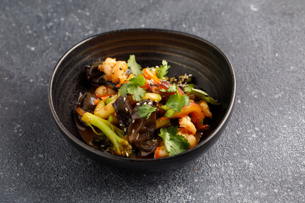 Wok with shrimp and vegetables