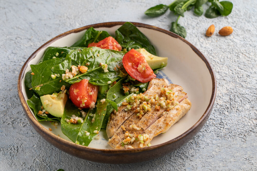 Salad with chiken and spinach