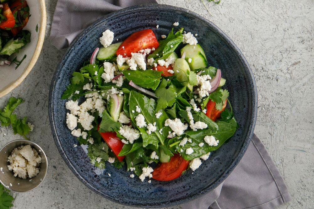 Vegetable salad with nadugi soft cheese