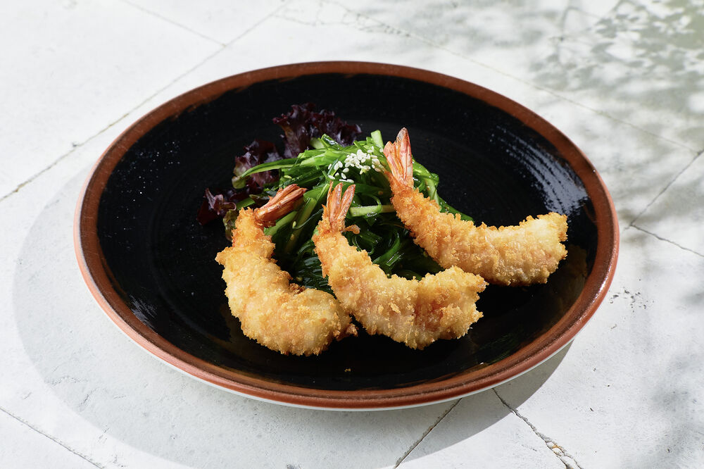 Kaiso salad with shrimp in tempura