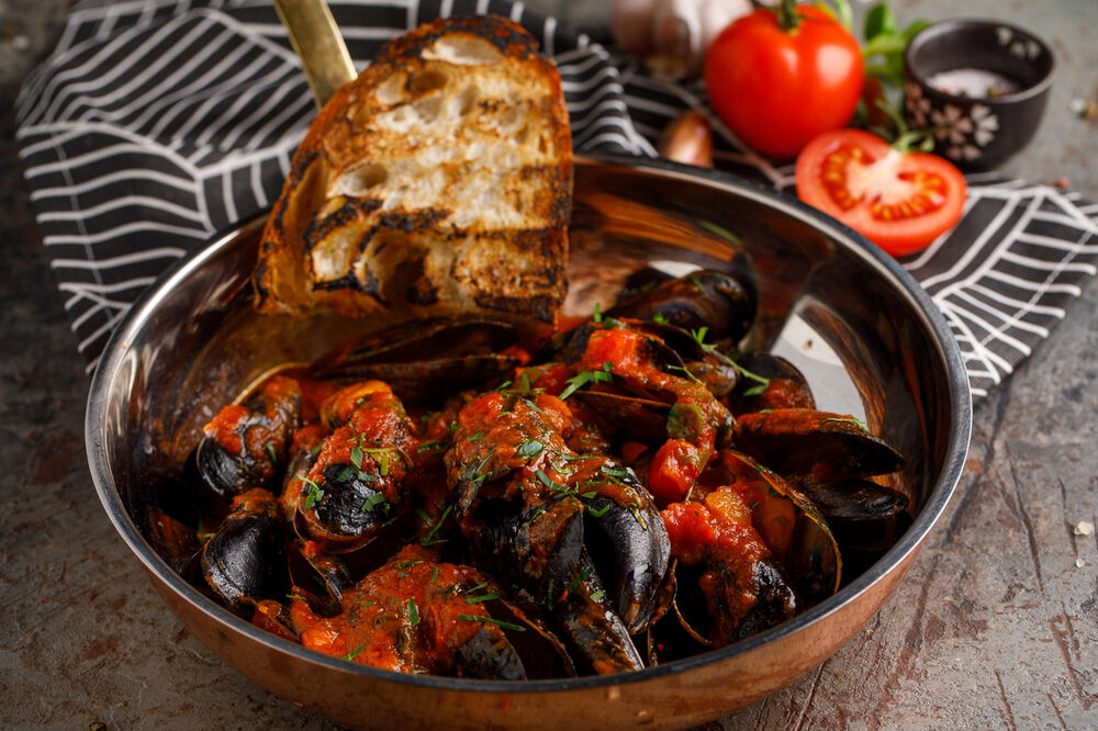 Sautéed mussels in tomato sauce
