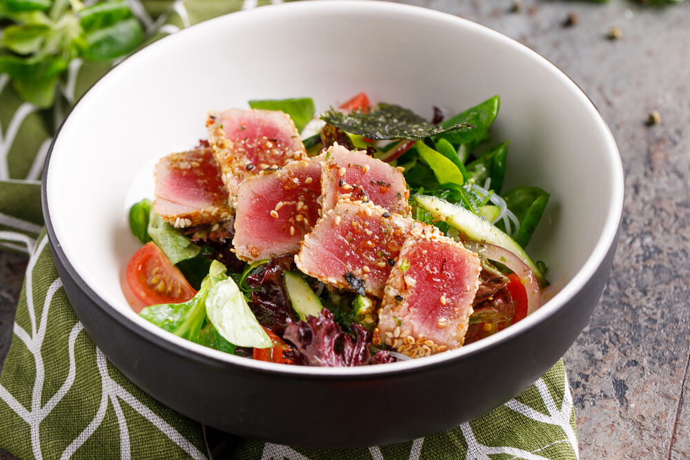 Fresh tuna salad with orange and honey sauce