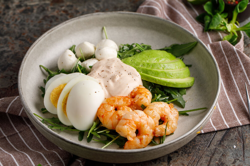 Salad with arugula, shrimp, mini mozzarella and yogurt sauce