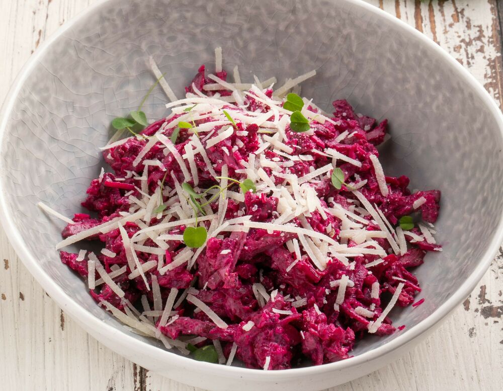 Salad with beetroot, veal and goat cheese