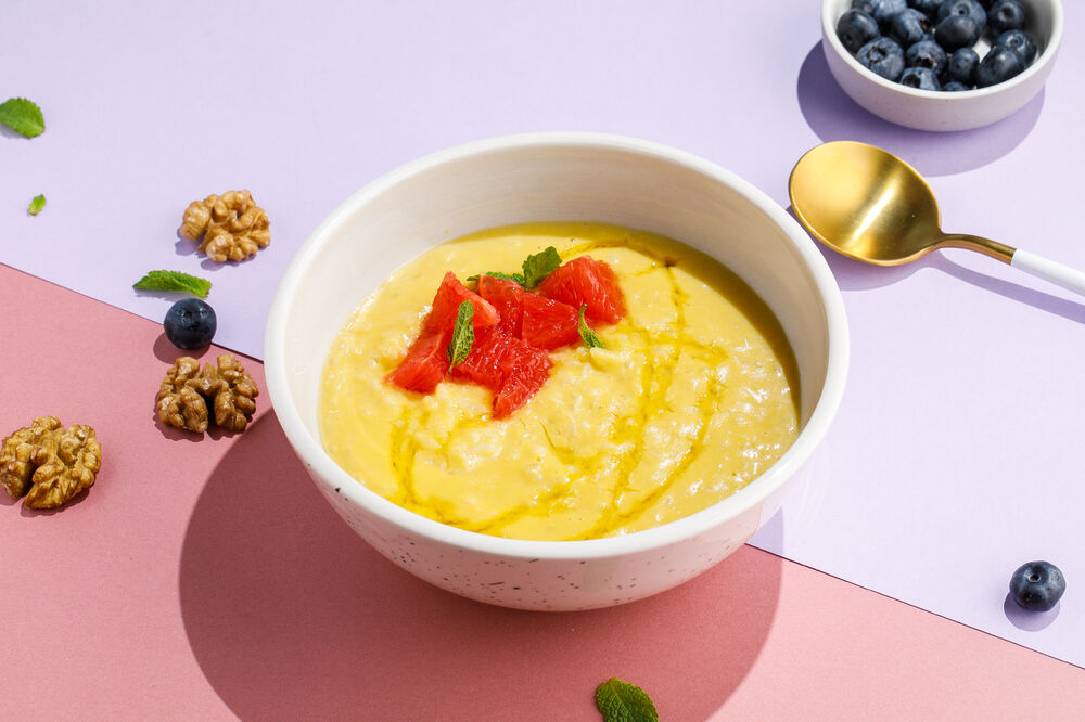 Rice porridge served with mango puree 