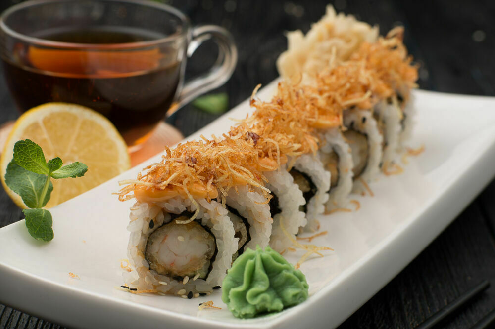 Roll with tempura shrimp and straw potatoes