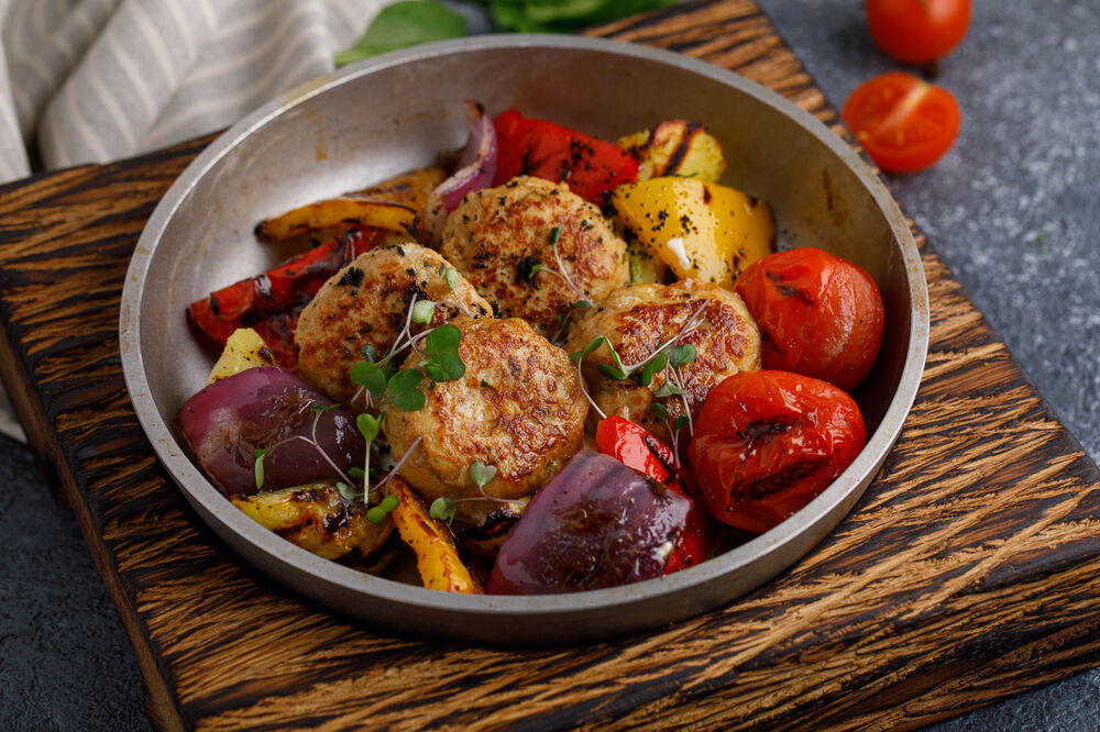 Turkey patties with grilled vegetables and creamy spinach