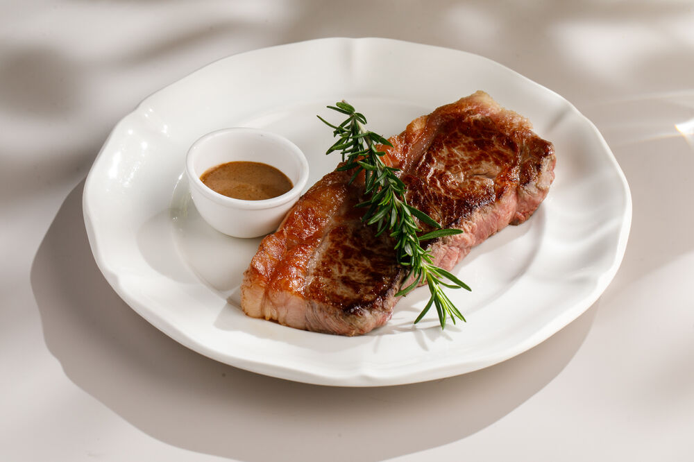 Стейк Стриплойн на гриле