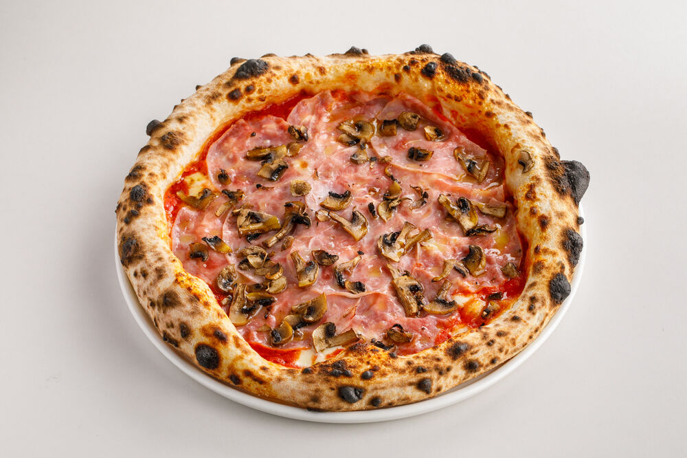 Pizza with ham and mushrooms
