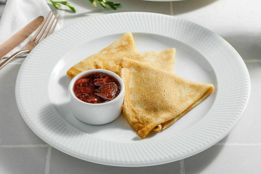 Блины с клубничным вареньем