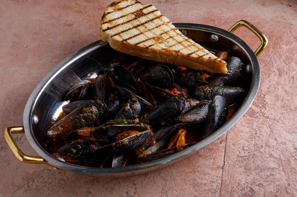 Mussels in red sauce