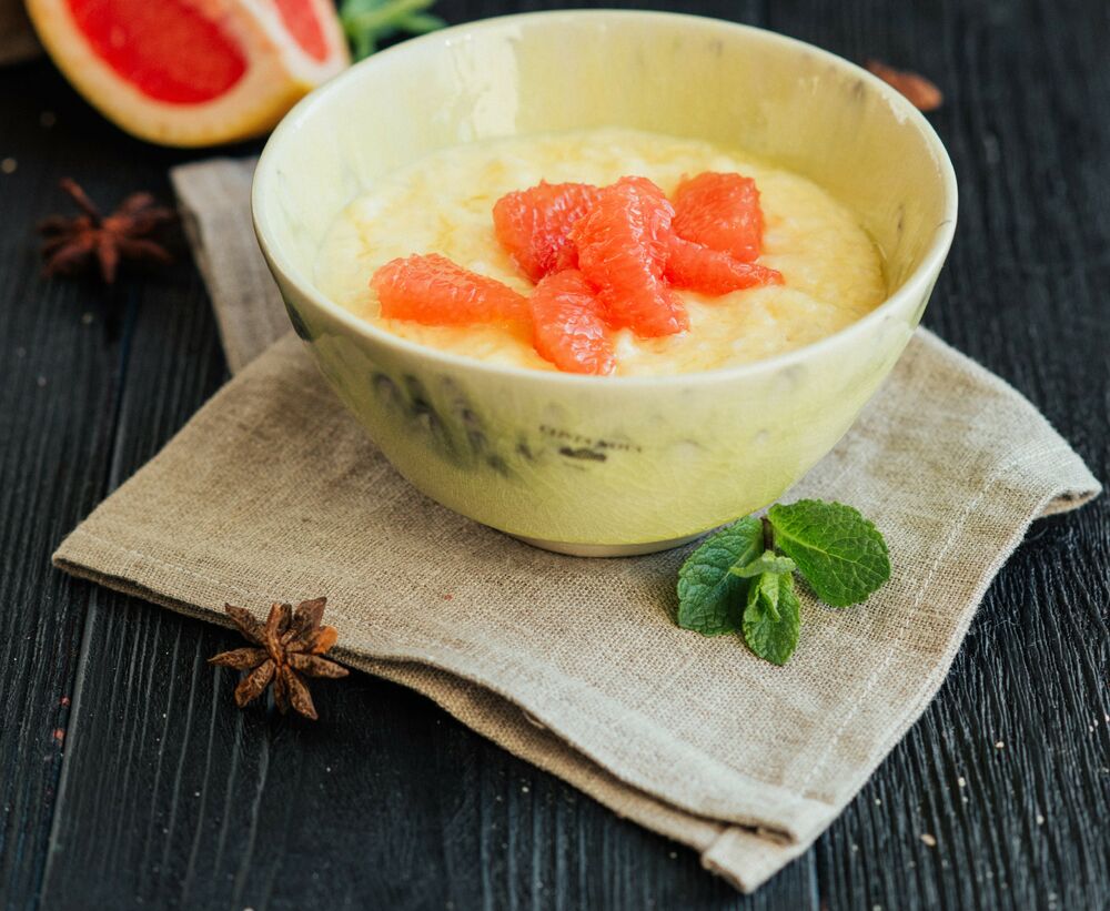 Rice porridge with mango and grapefruit