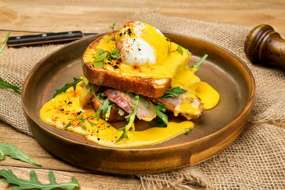 Egg benedict with crispy bacon