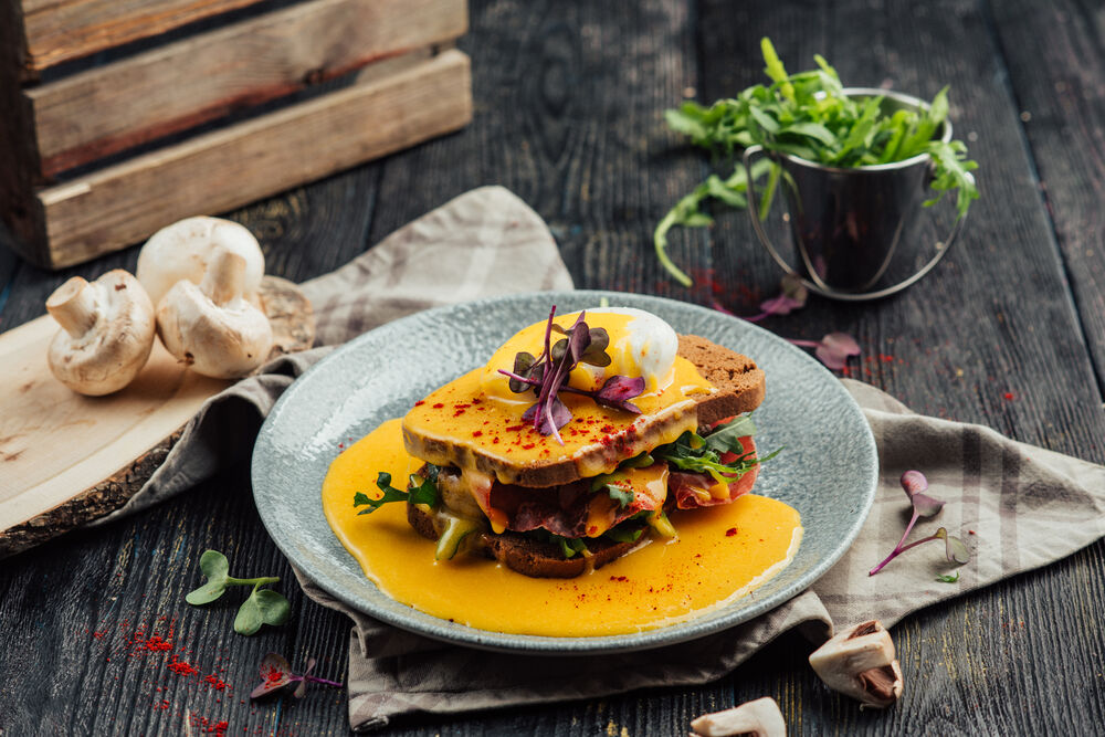Egg benedict with smoked turkey