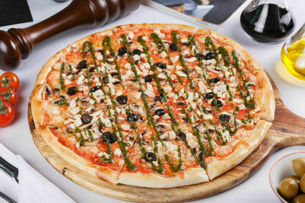 Pizza with Chicken, Mushrooms and Pesto
