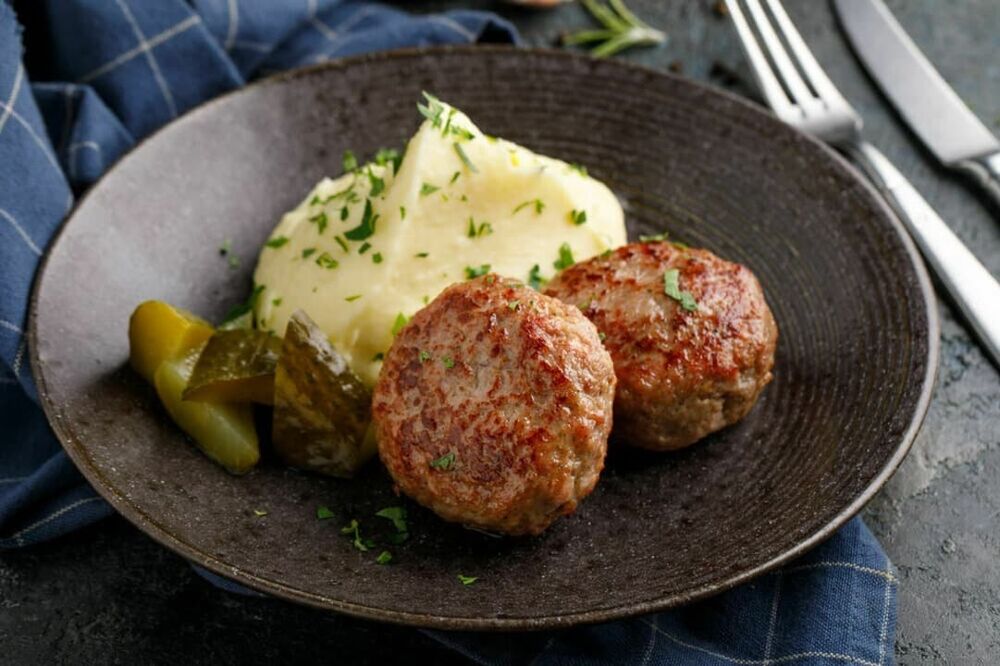 Home-made cutlets with mashed potatoes