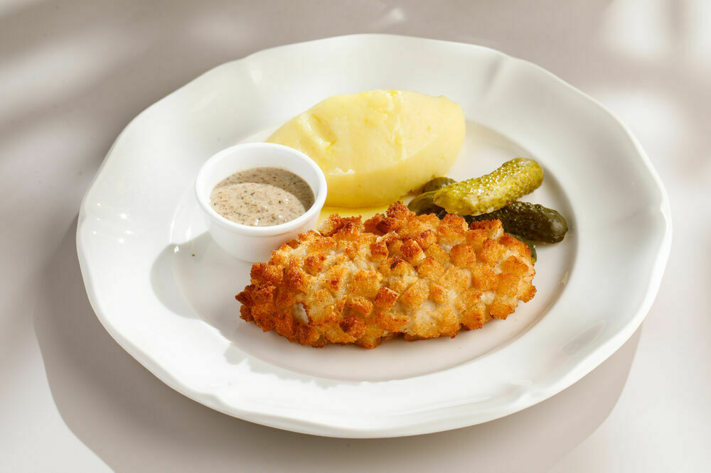 Котлета "Пожарская" с картофельным пюре и грибным соусом