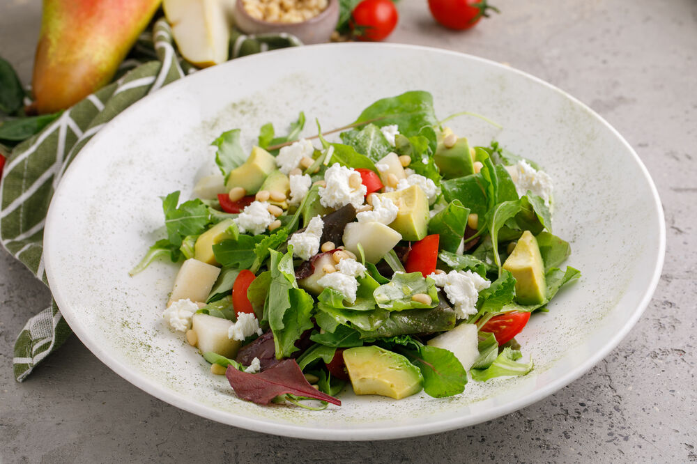 Salad with pear, avocado and goat cheese