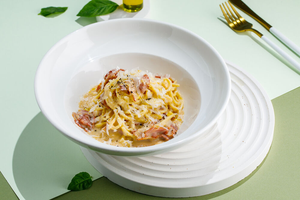 Spaghetti Carbonara with cream