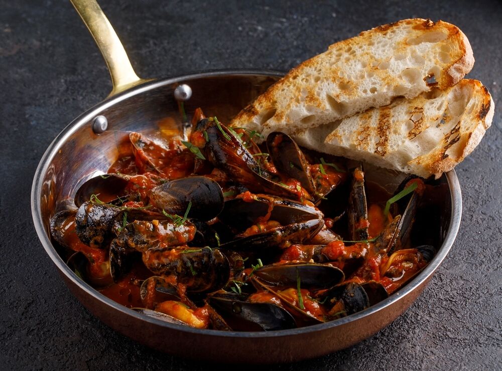 Sautéed mussels in tomato sauce