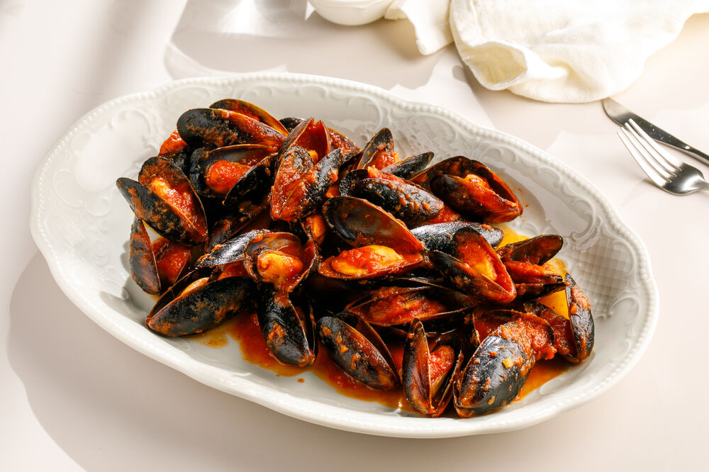 Sautéed mussels in tomato sauce