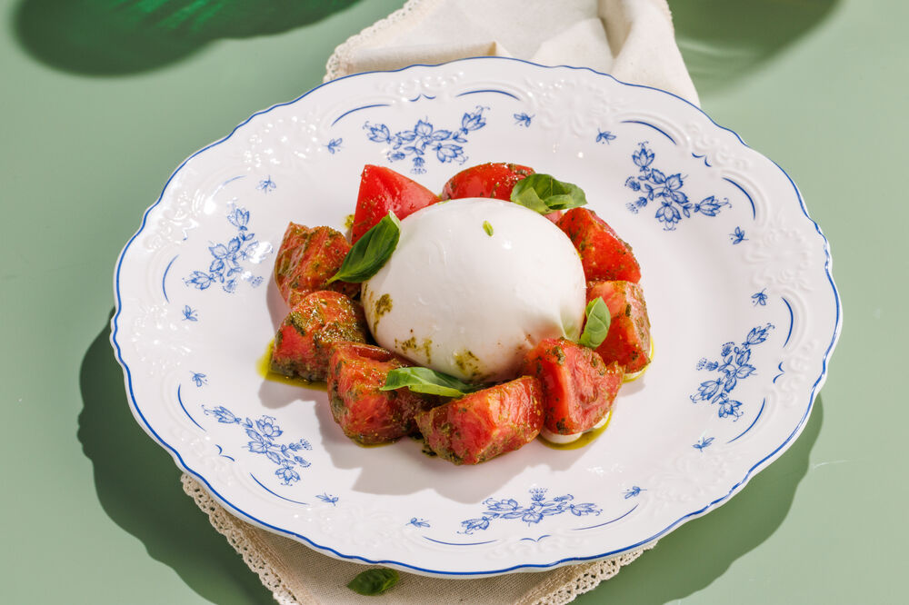 Burrata with tomatoes 