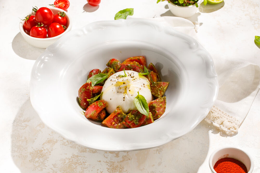 Burrata with tomatoes and baked pepper