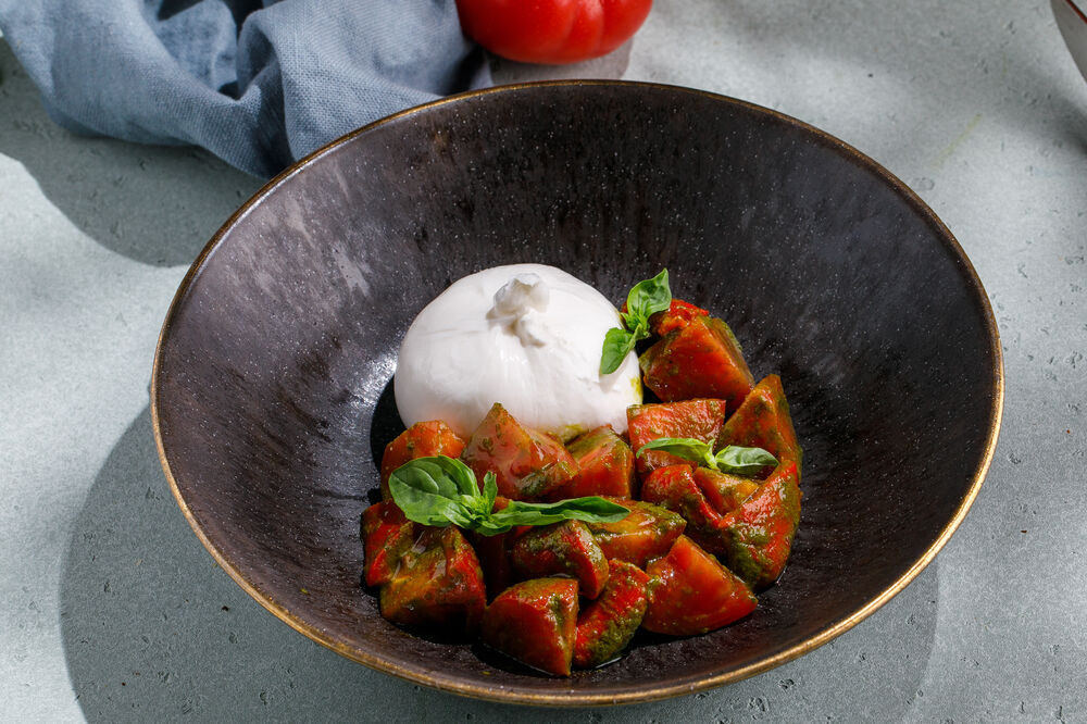 Burrata with tomatoes and baked pepper