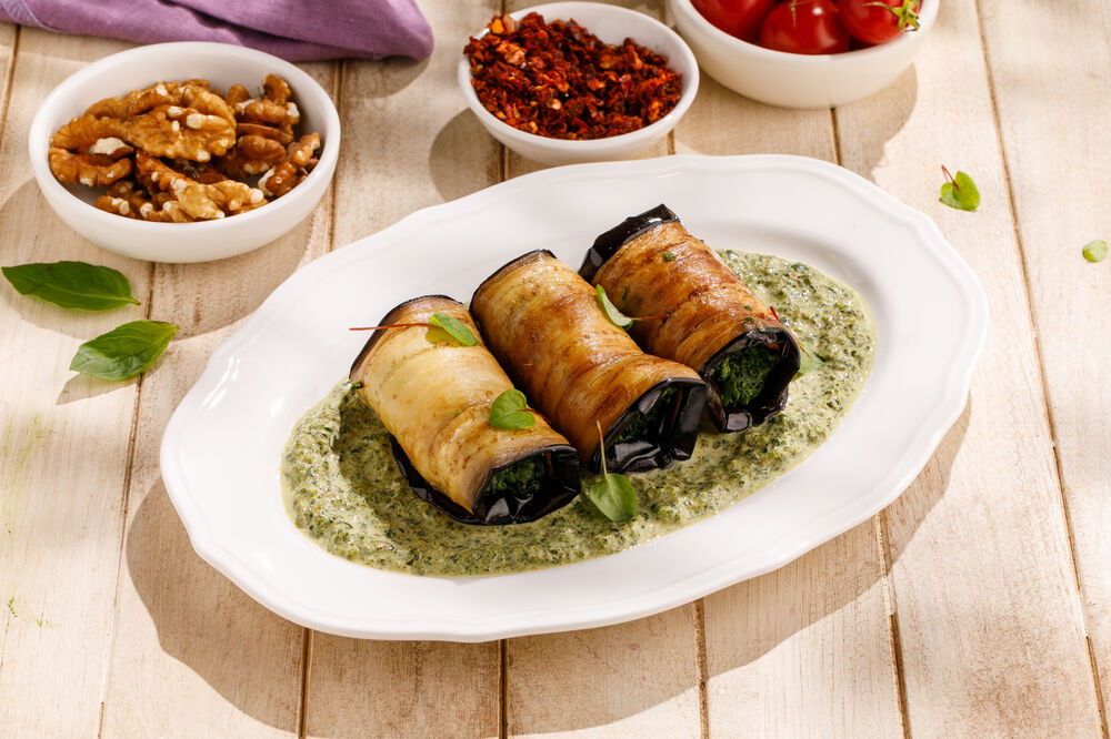 Eggplant rolls with herbs and spinach sauce