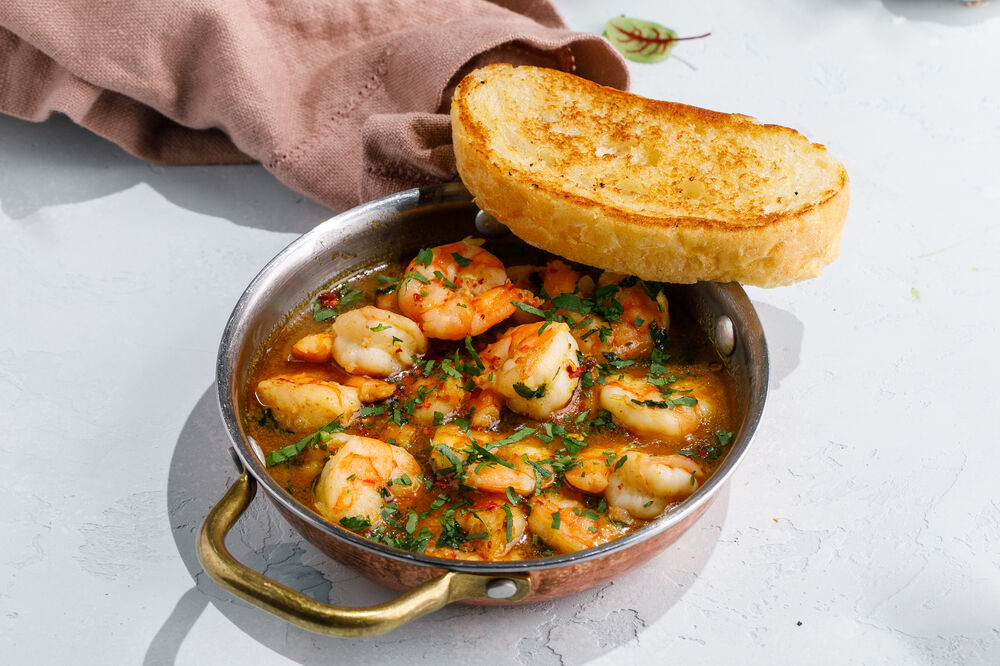 Shrimps in a frying pan in Georgian style
